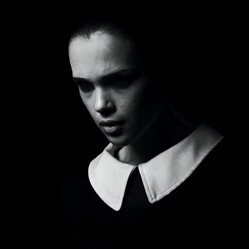 Portrait d'une jeune fille au regard triste en noir et blanc