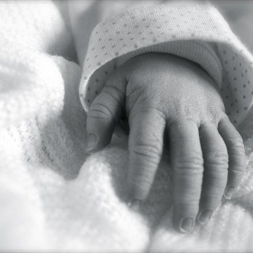 main d'un nouveau-né