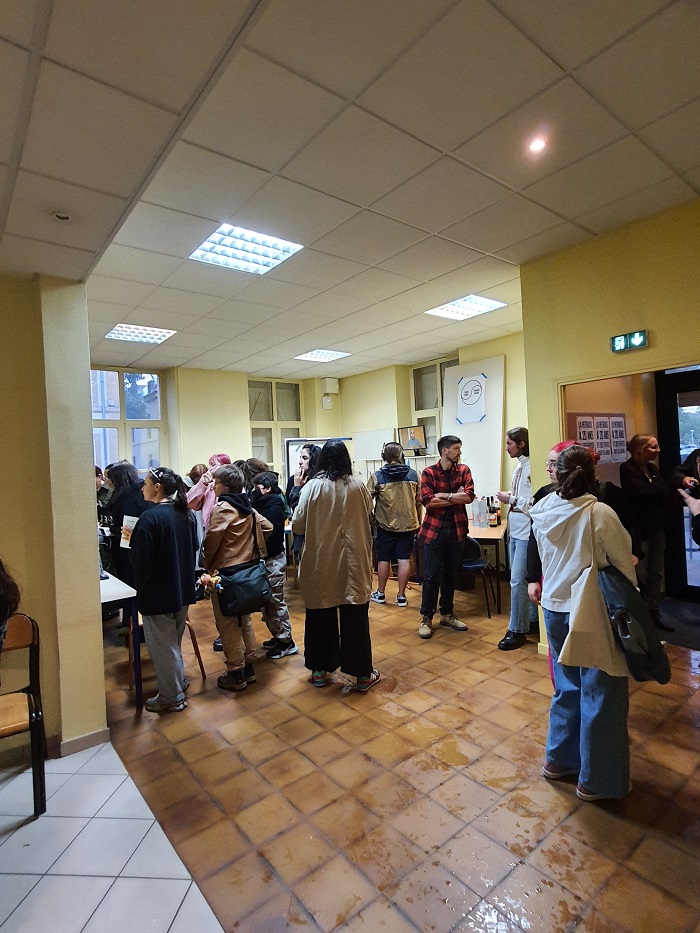 © Angeliki Monnier, photo du vernissage de l'exposition « La retraite à 20 ans et des frites tous les jours » de Thomas Tudoux à la galerie Essais Dynamiques : vue d'ensemble