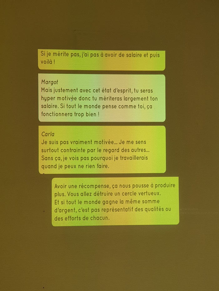 © Angeliki Monnier, photo du vernissage de l'exposition « La retraite à 20 ans et des frites tous les jours » de Thomas Tudoux à la galerie Essais Dynamiques : vue de l'esprit sur le méritât au salaire pour un travail donné