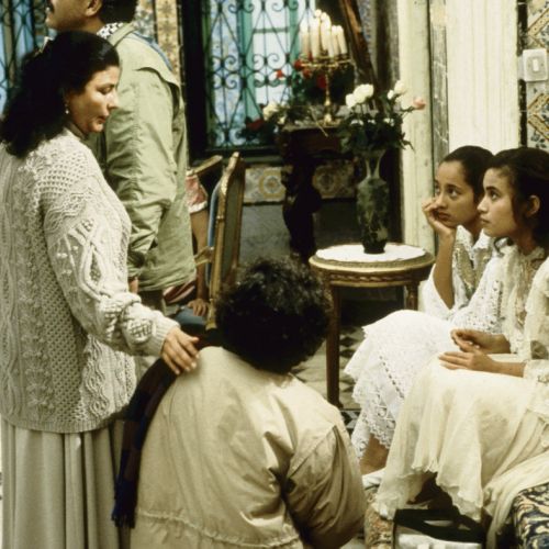 Capture d'écran du film  Les Silences du palais de Moufida Tlatli (1994). Description : trois femmes habillées de blanc
