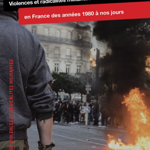 Photographie de manifestations en pleine rue avec un homme brique à la main à gauche et un feu à droite de la photographie.