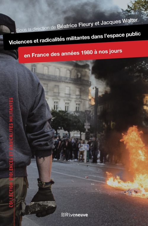 Photographie de manifestations en pleine rue avec un homme brique à la main à gauche et un feu à droite de la photographie.
